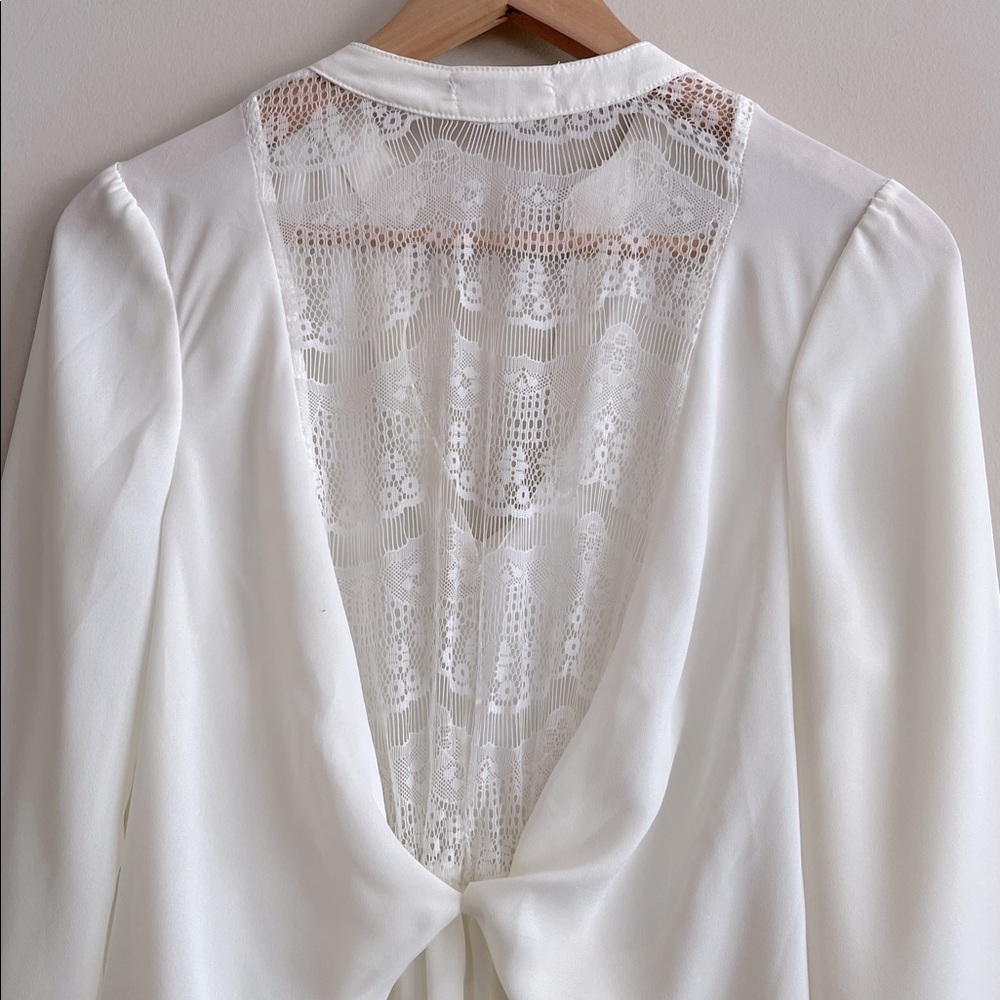 Charlotte Russe Size Medium Ivory Hi Lo Lace Back V Neck Blouse - Picture 7 of 8